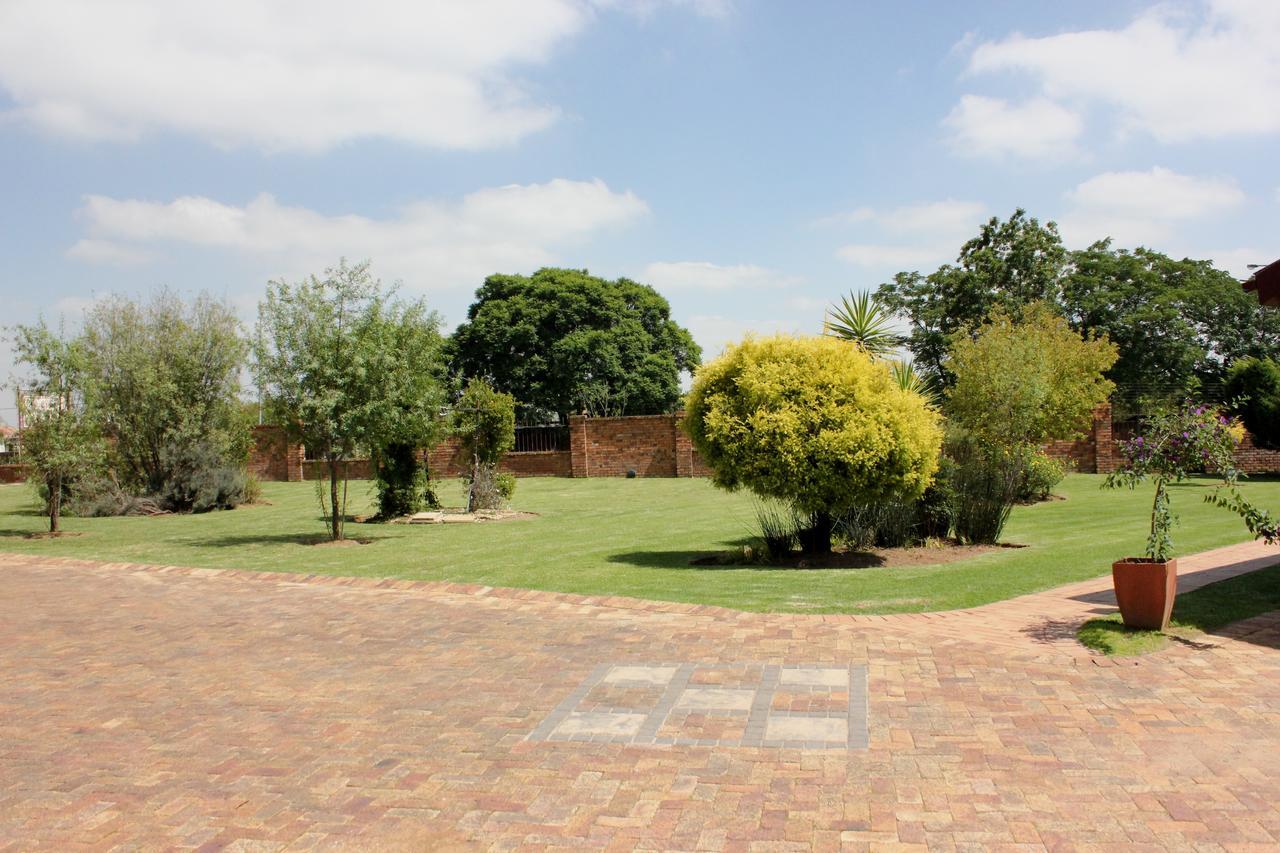 The Lazy Grape Guest Lodge & Spa Benoni Exterior photo